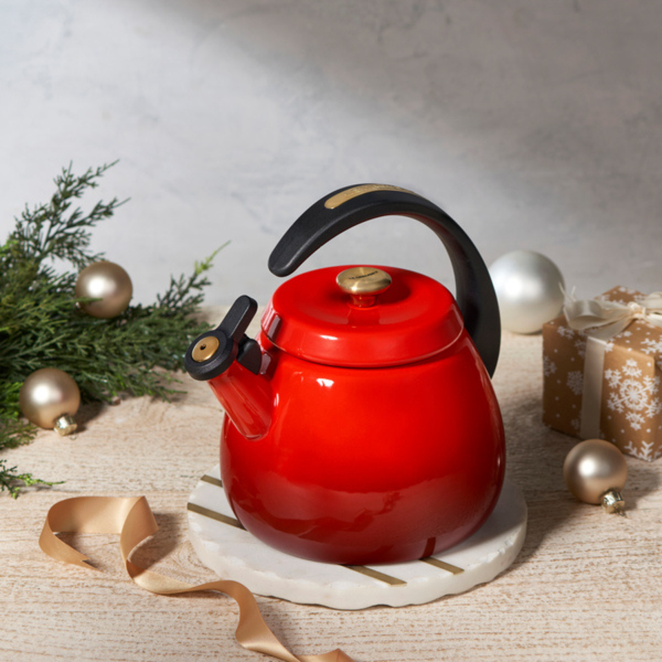 Chaleira Cloche 2,1L Vermelha com Pegador Dourado Le Creuset