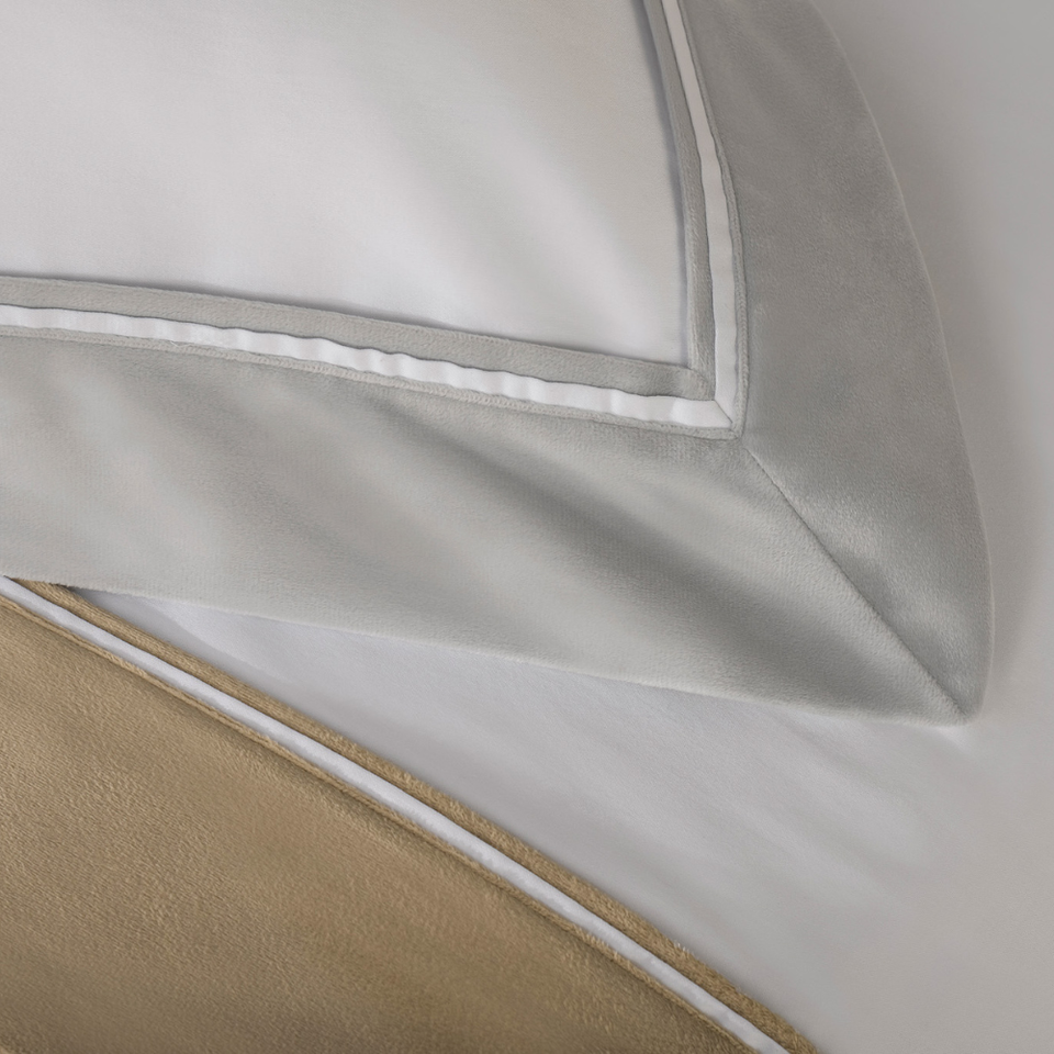 Almofada Valestro 300 Fios Cetim 100% Algodão Egípcio 40x60cm Branco / Platino Trussardi