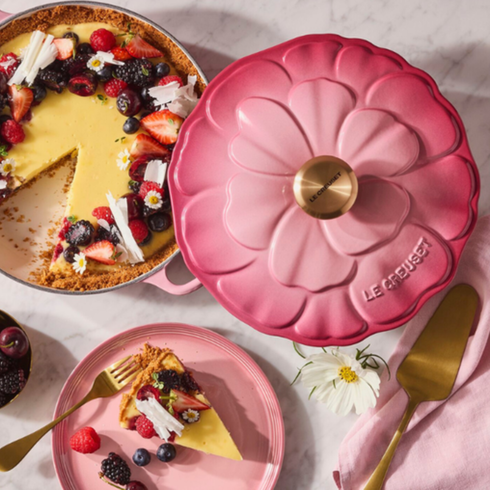 Caçarola Buffet Signature Petal Berry com Pegador Dourado 2,2L 26cm Le Creuset