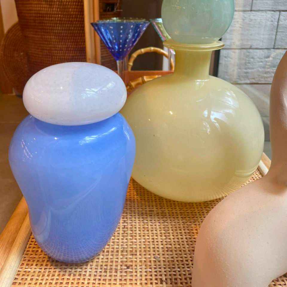 Garrafa Decorativa Azul e Branca Linha Contour