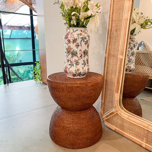 Banco Ampulheta Redonda em Rattan Natural Bahali
