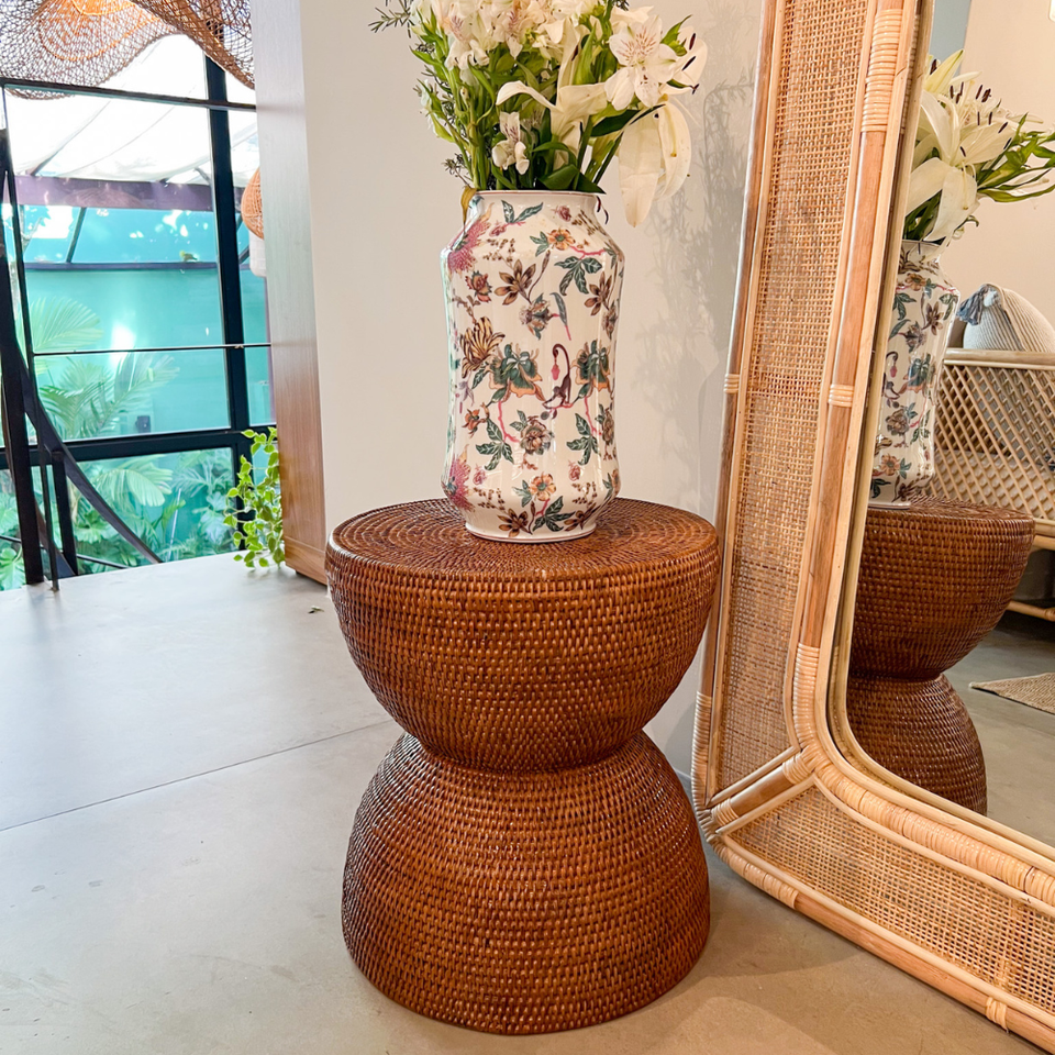Banco Ampulheta Redonda em Rattan Natural Bahali