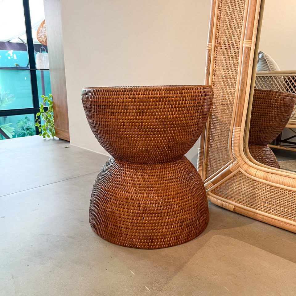 Banco Ampulheta Redonda em Rattan Natural Bahali