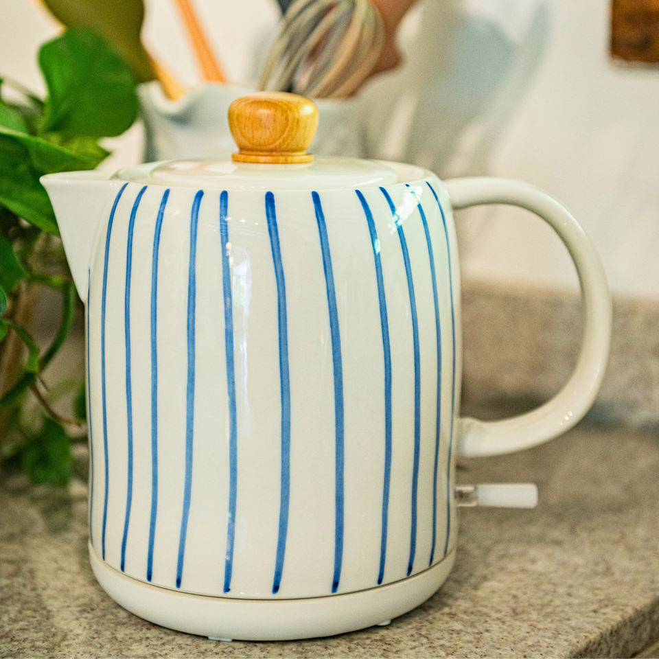 Chaleira Elétrica Porcelana Elegance Listrada Branca / Azul 1L 127V Tuut