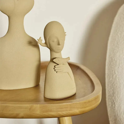 Escultura Mulher em Poliresina 19x9x6cm Mart