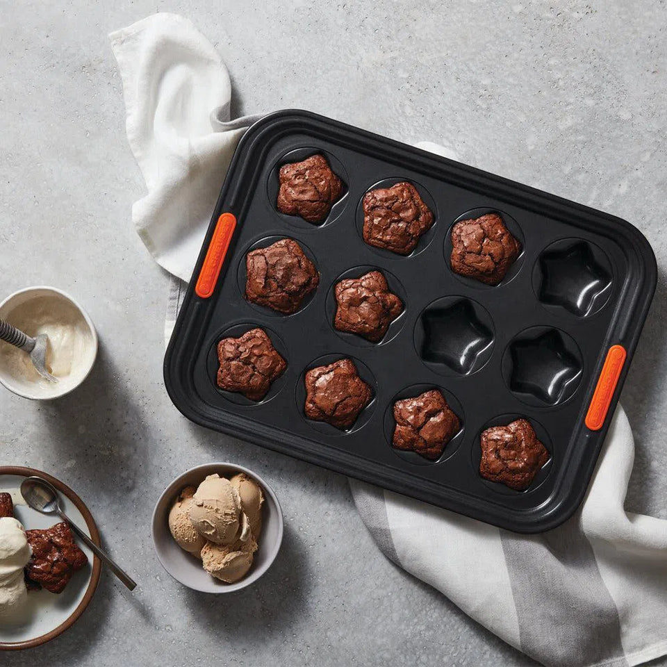 Forma para 12 Muffins em Formato Estrela Metal Bakeware Le Creuset