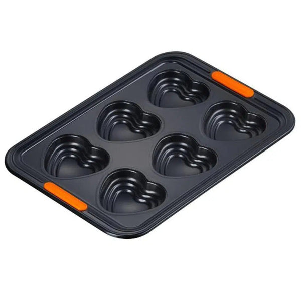 Forma para 6 Muffins em Formato Coração em Relevo Metal Bakeware Le Creuset