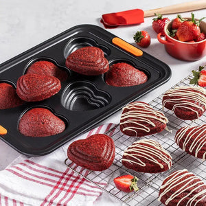 Forma para 6 Muffins em Formato Coração em Relevo Metal Bakeware Le Creuset