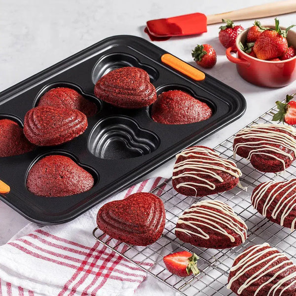 Forma para 6 Muffins em Formato Coração em Relevo Metal Bakeware Le Creuset