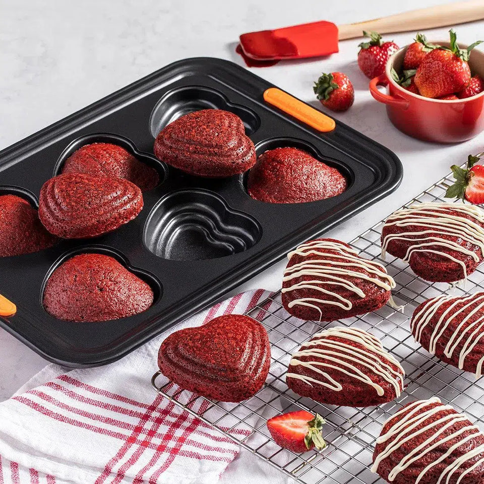 Forma para 6 Muffins em Formato Coração em Relevo Metal Bakeware Le Creuset