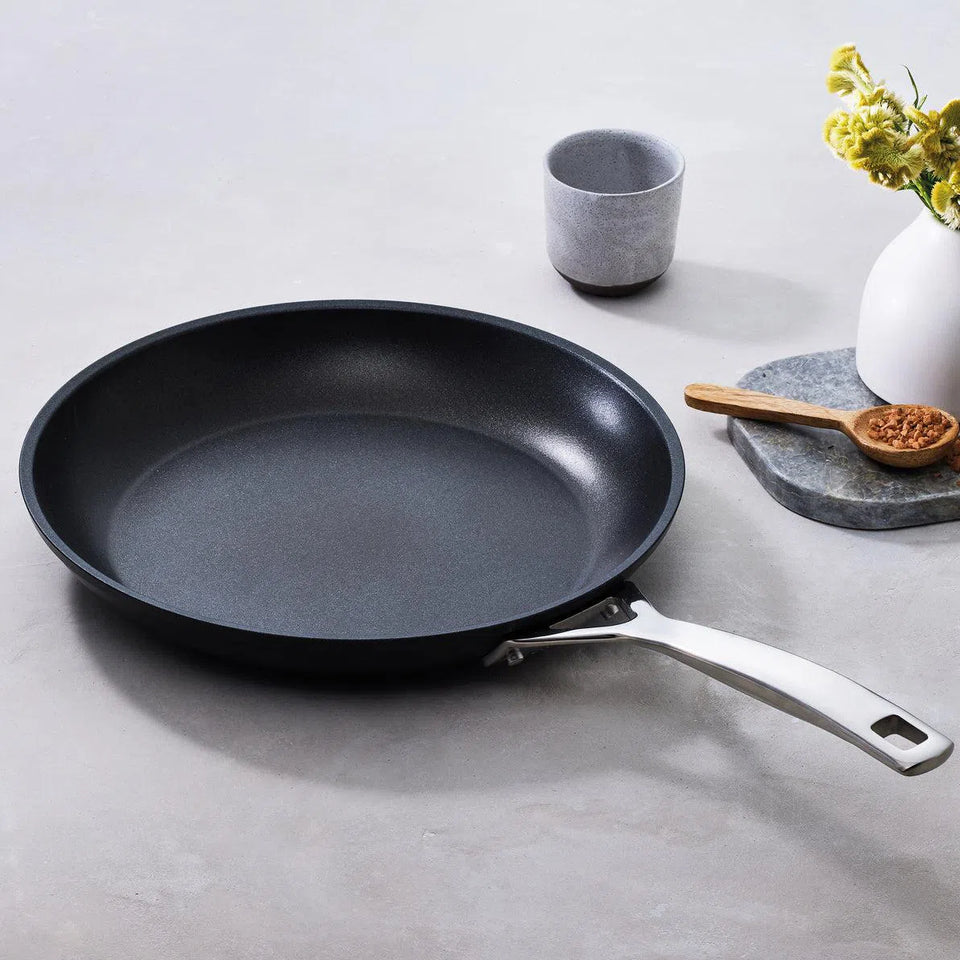 Frigideira Rasa 28cm TNS Pro Le Creuset