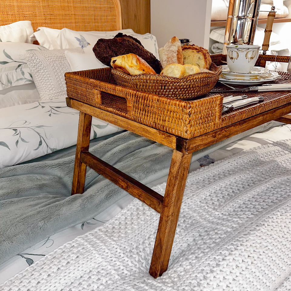 Bandeja Retangular em Rattan com Pés Bahali 65x40x6cm