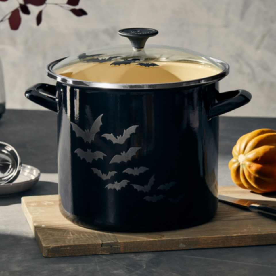 PRÉ-VENDA: Stockpot Morcego Aço Esmaltado Black Onyx com Tampa Vidro e Pegador Inox 7,6L 22cm Le Creuset