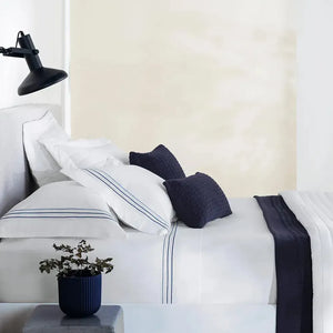 Jogo 2 Fronhas Menfi 200 Fios Cetim 100% Algodão Branco / Azul Trussardi