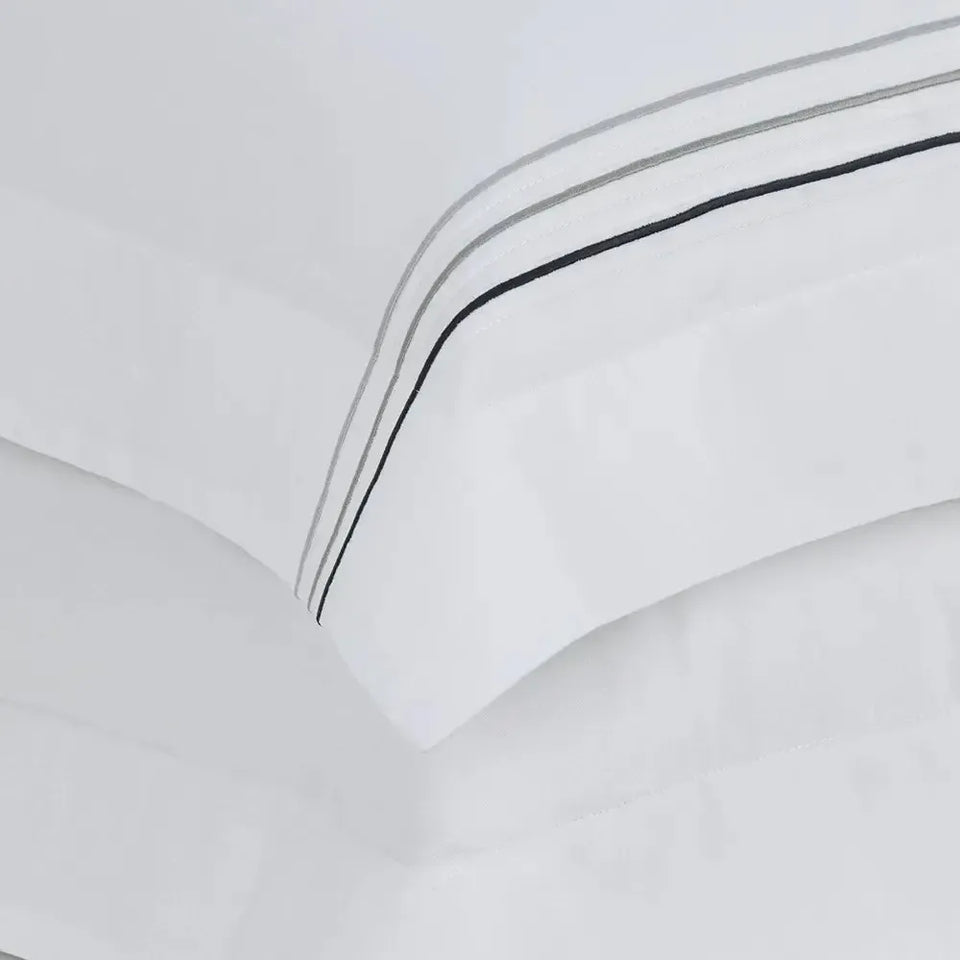 Jogo 2 Fronhas Menfi 200 Fios Cetim 100% Algodão Branco / Cinza Trussardi