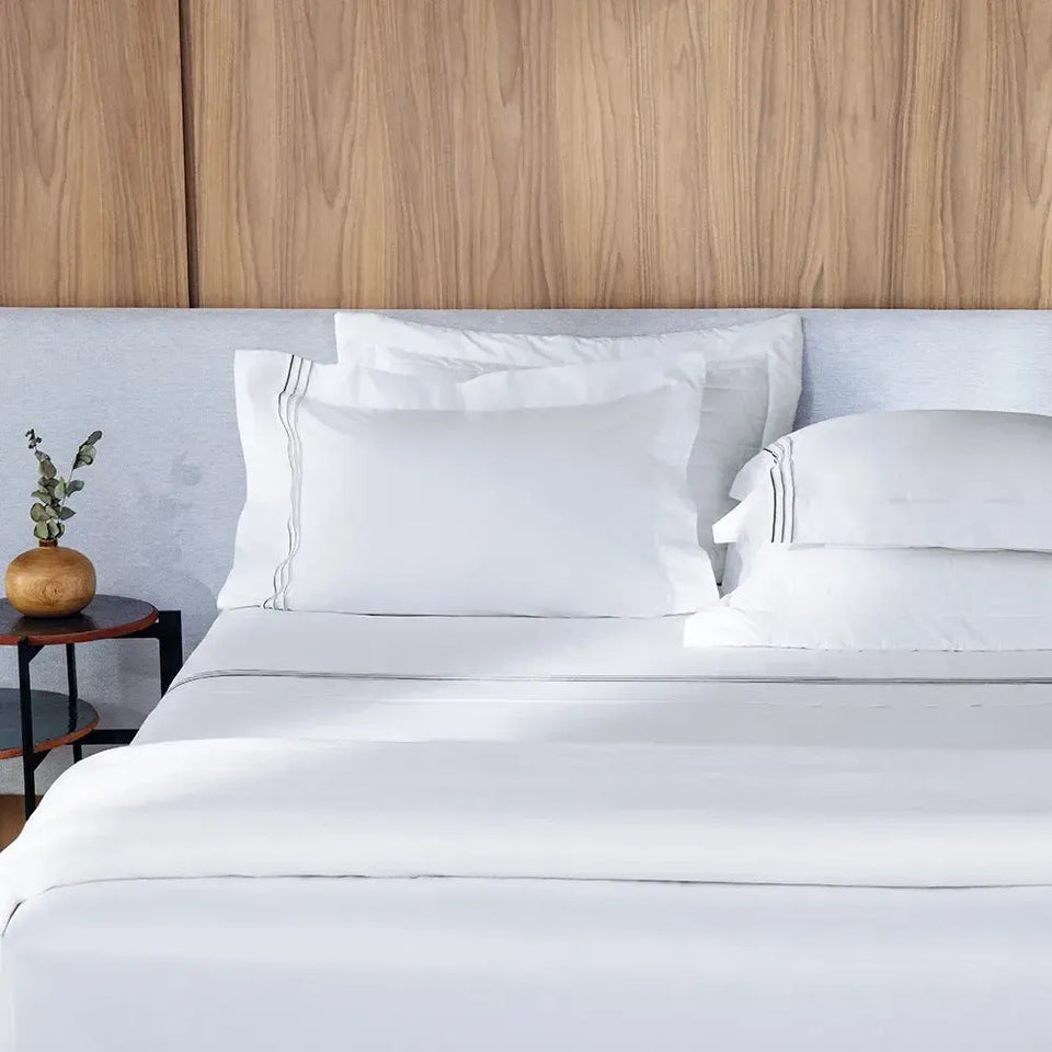 Jogo de Cama Queen Menfi 4 Pçs 200 Fios 100% Algodão Branco / Cinza Trussardi