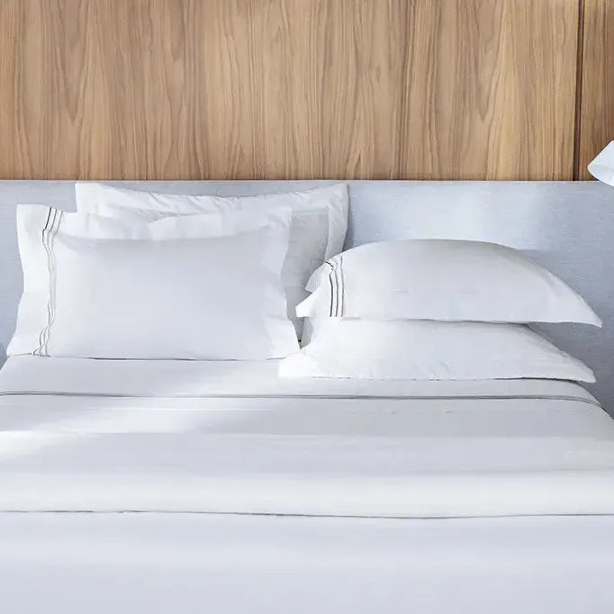 Jogo de Cama Queen Menfi 4 Pçs 200 Fios 100% Algodão Branco / Cinza Trussardi