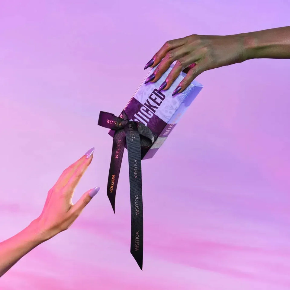 Kit 2 Mini Velas Lata Voluspa Wicked Collection Elphaba's / Glinda 25 Horas