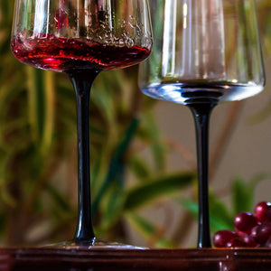 Kit com 2 Taças de Vinho em Vidro Cristalino Linha Coloratta com Haste Preta 500ml Artemano