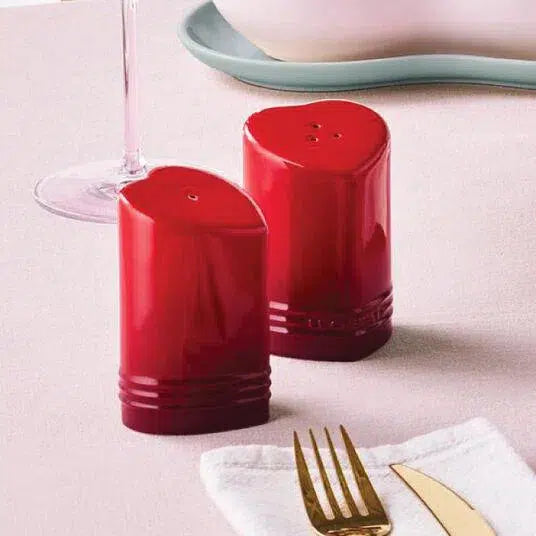 Kit com Saleiro & Pimenteiro Cerâmica Coração Vermelho 130ml Le Creuset