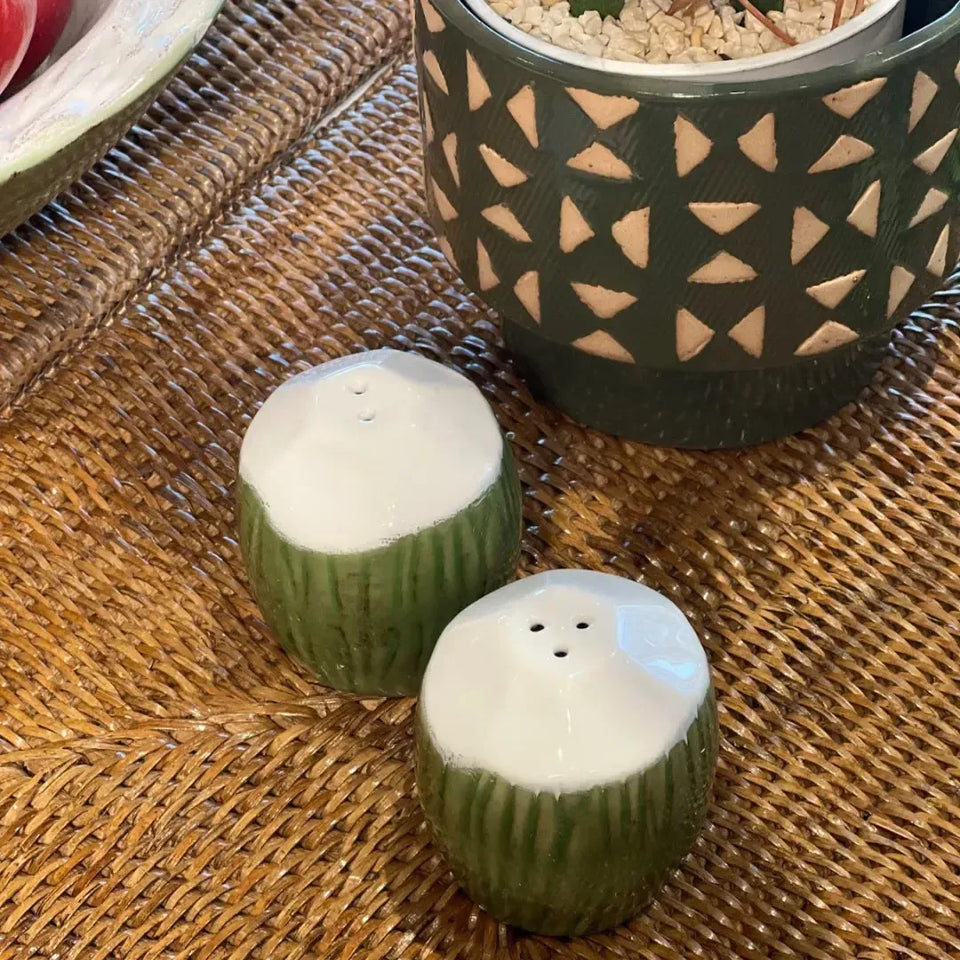 Kit com Saleiro e Pimenteiro Coco Cerâmica Trancoso Verde Maison Blanche