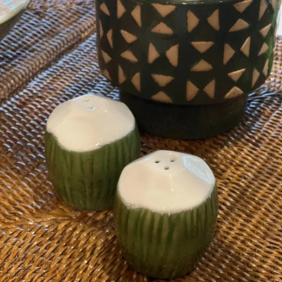 Kit com Saleiro e Pimenteiro Coco Cerâmica Trancoso Verde Maison Blanche