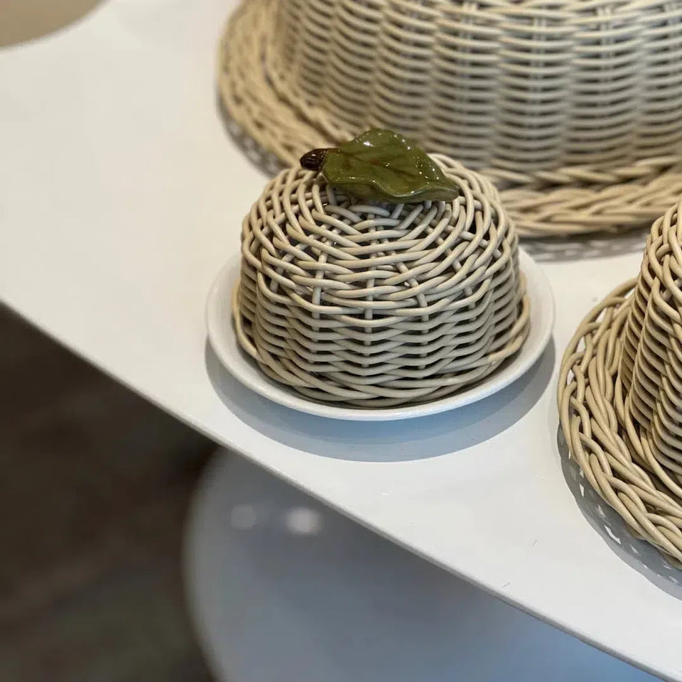 Manteigueira Folha de Porcelana e Vime Trançado Camurça