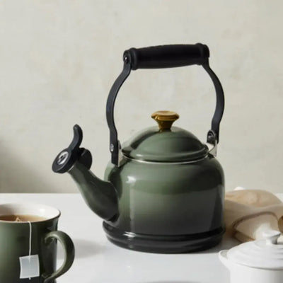 PRÉ-VENDA: Chaleira Demi Aço Carbono Thyme com Pegador Dourado 1,1L Le Creuset
