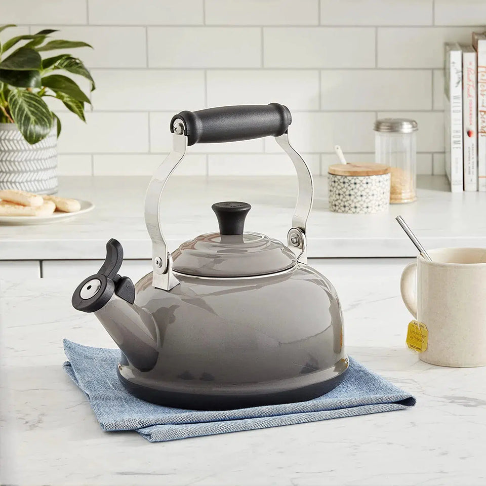 PRÉ-VENDA: Chaleira Tradicional Com Apito 1,6L Flint Le Creuset