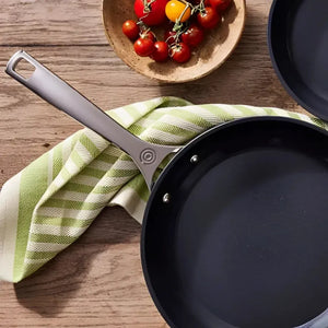 PRÉ-VENDA: Frigideira Rasa Antiaderente 24cm ENSC Le Creuset