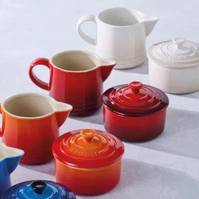 PRÉ-VENDA: Kit com Porta Creme 300ml e Açúcar 250ml Signature Cerâmica Vermelho Le Creuset