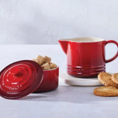 PRÉ-VENDA: Kit com Porta Creme 300ml e Açúcar 250ml Signature Cerâmica Vermelho Le Creuset