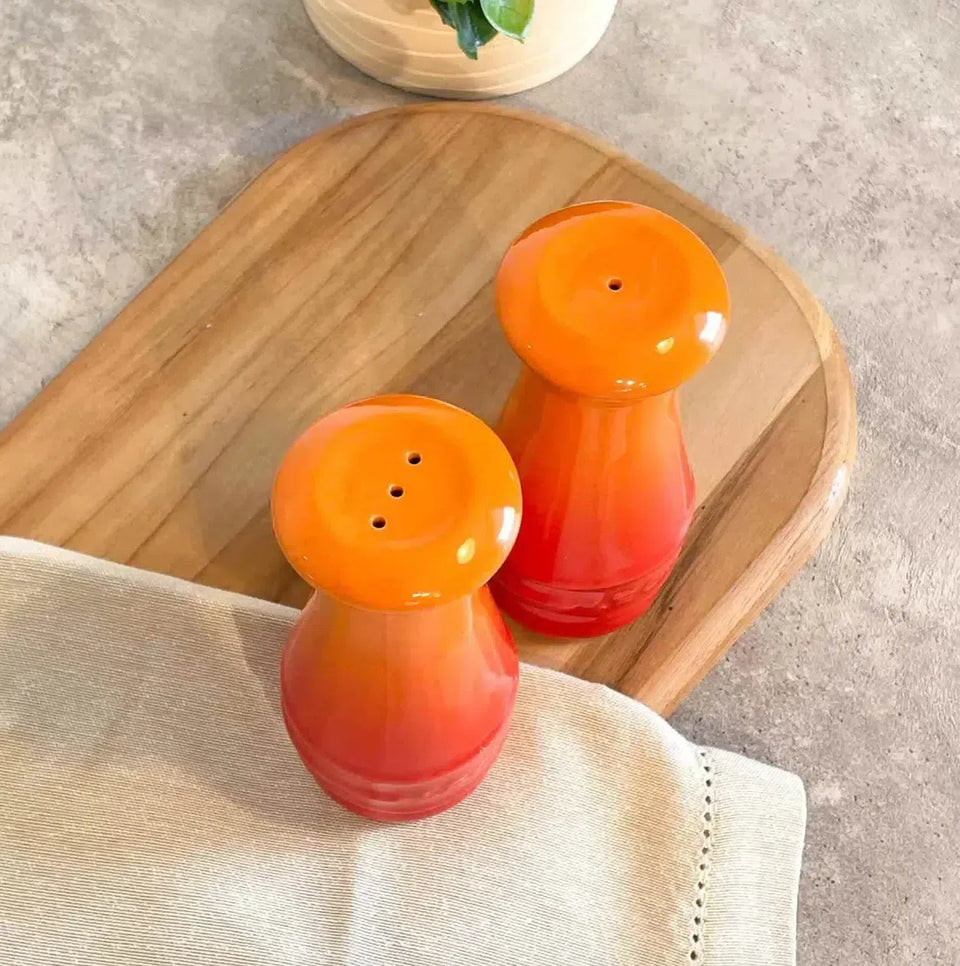PRÉ-VENDA: Kit com Saleiro & Pimenteiro Cerâmica Laranja 110ml Le Creuset