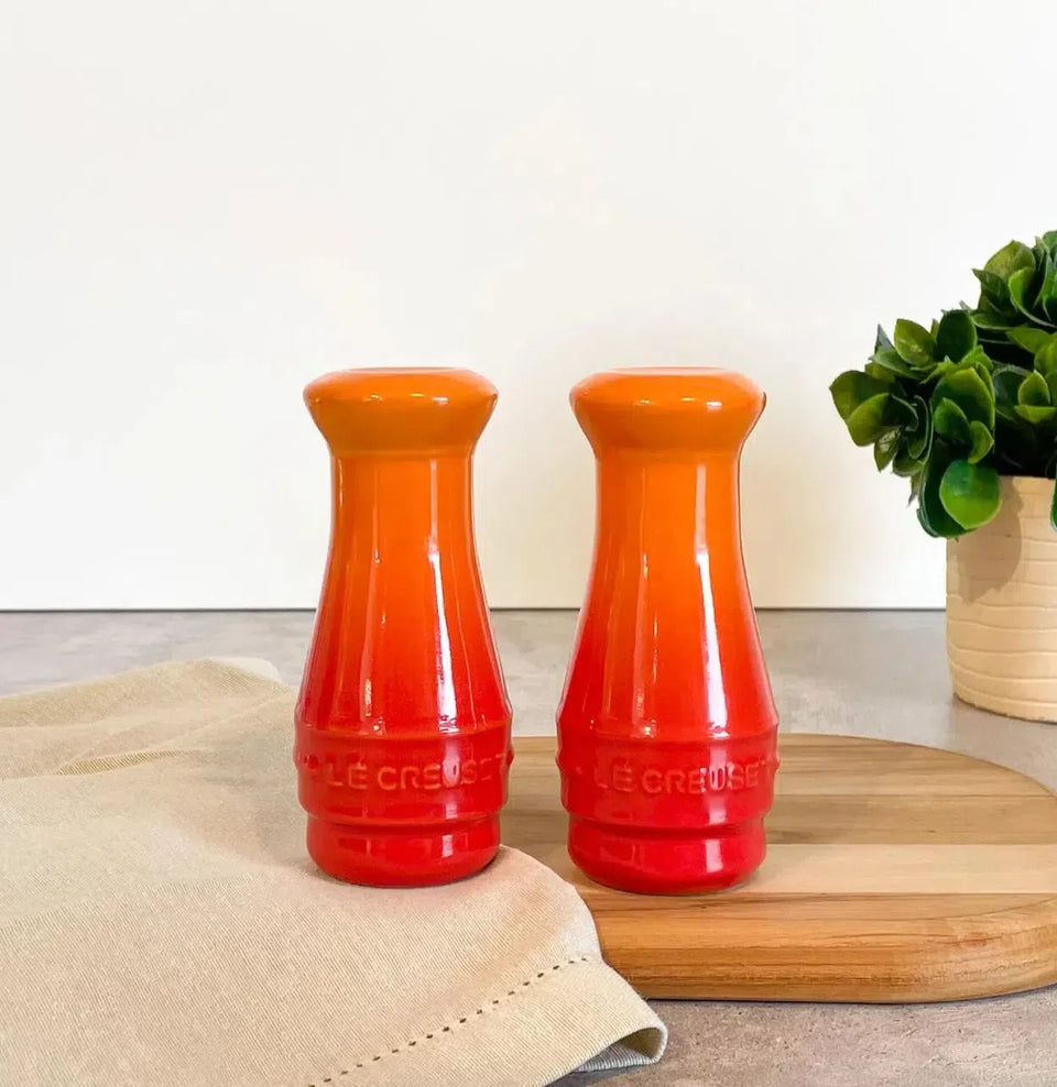 PRÉ-VENDA: Kit com Saleiro & Pimenteiro Cerâmica Laranja 110ml Le Creuset