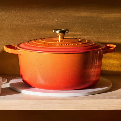 PRÉ-VENDA: Panela Le Creuset Redonda Signature Flamme Dorée com Pegador Dourado 6,7L 28cm