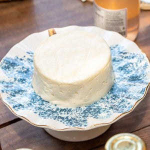 PRÉ-VENDA: Porta Petit Four com Pé Cerâmica Ypê Azul com Filete de Ouro Scalla