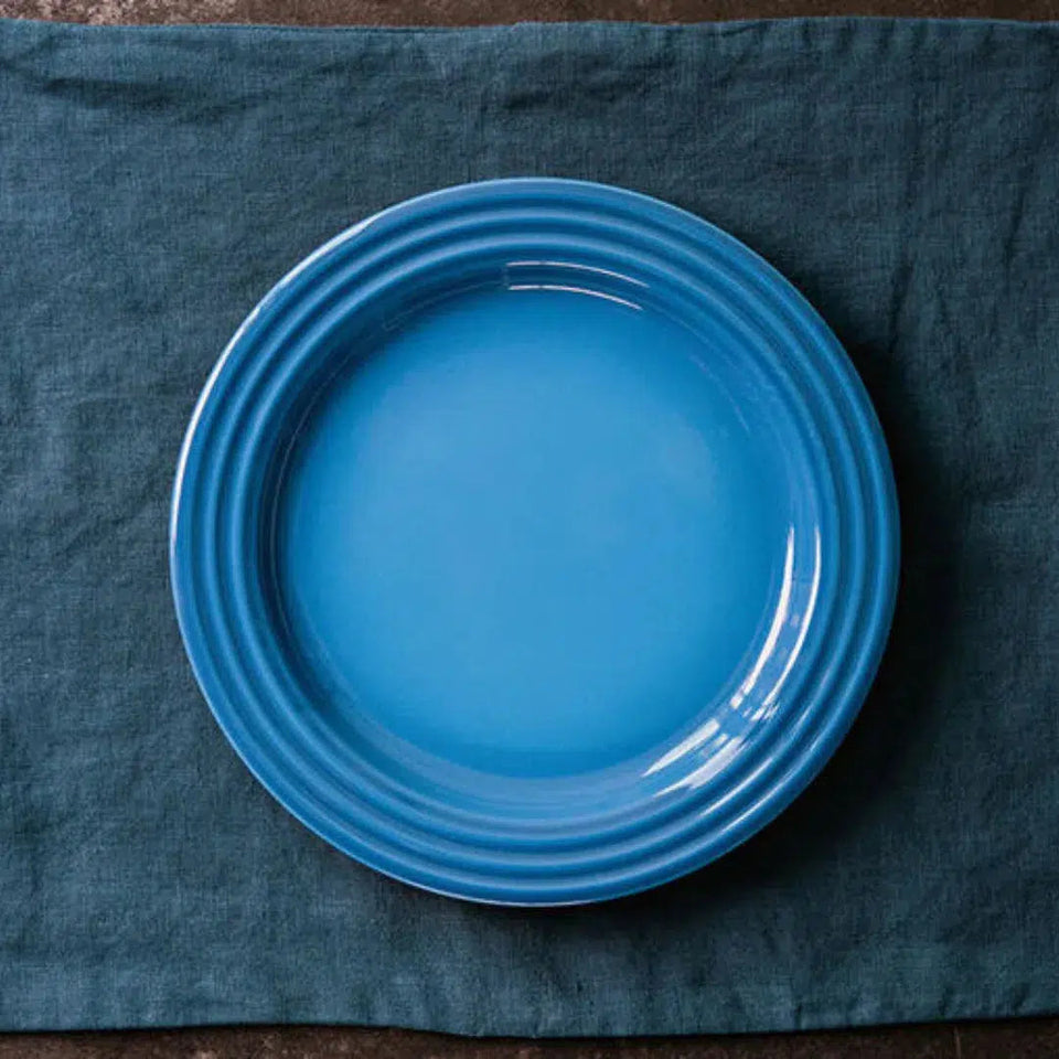 PRÉ-VENDA: Prato Raso Cerâmica 27cm Azul Marseille Le Creuset