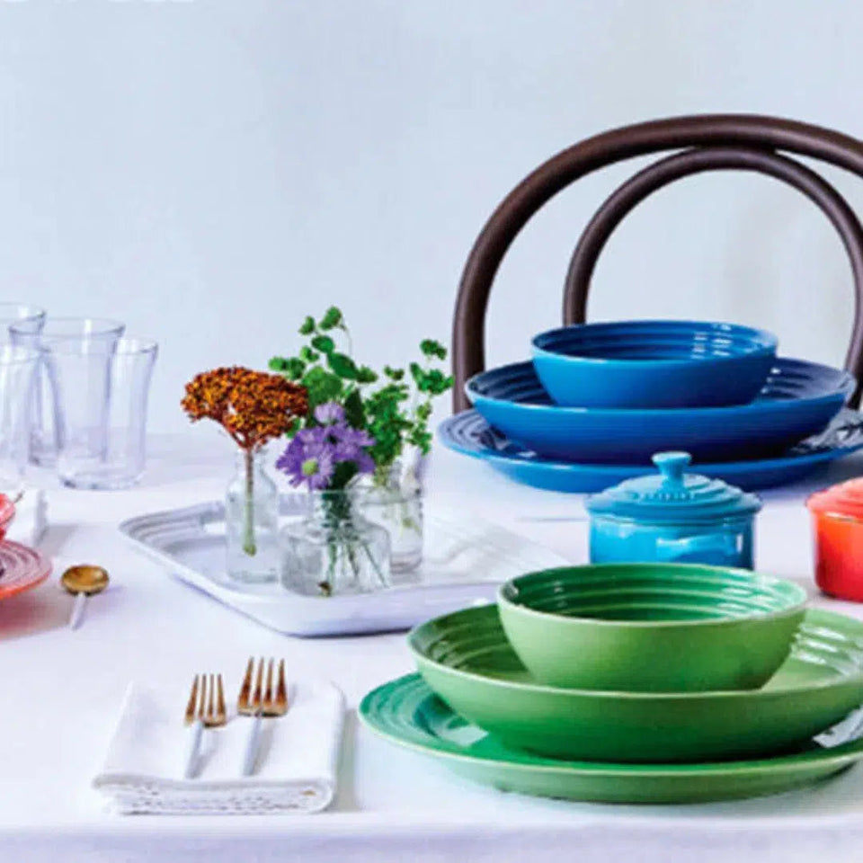 PRÉ-VENDA: Prato Raso Cerâmica 27cm Azul Marseille Le Creuset