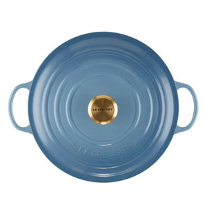 Panela Le Creuset Marmita Signature Chambray com Pegador Dourado 28cm