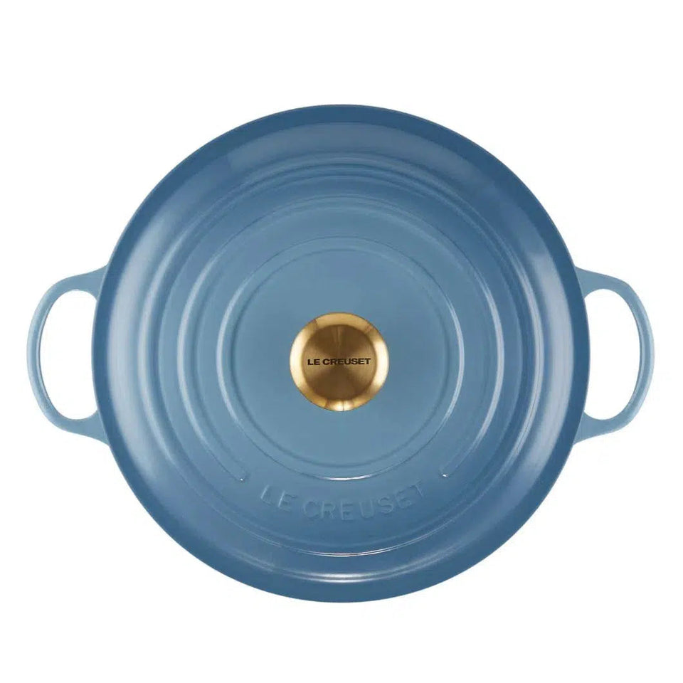 Panela Le Creuset Marmita Signature Chambray com Pegador Dourado 28cm