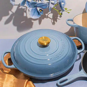 Panela Le Creuset Marmita Signature Chambray com Pegador Dourado 32cm