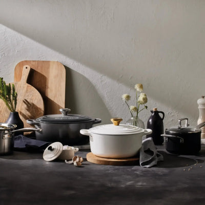 Panela Le Creuset Redonda Signature Branca com Pegador Dourado 4,2L 24cm