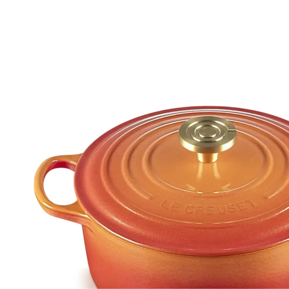 Panela Le Creuset Redonda Signature Flamme Dorée com Pegador Dourado 6,7L 28cm