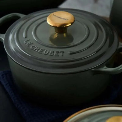 Panela Le Creuset Redonda Signature Thyme com Pegador Dourado 1,8L 18cm