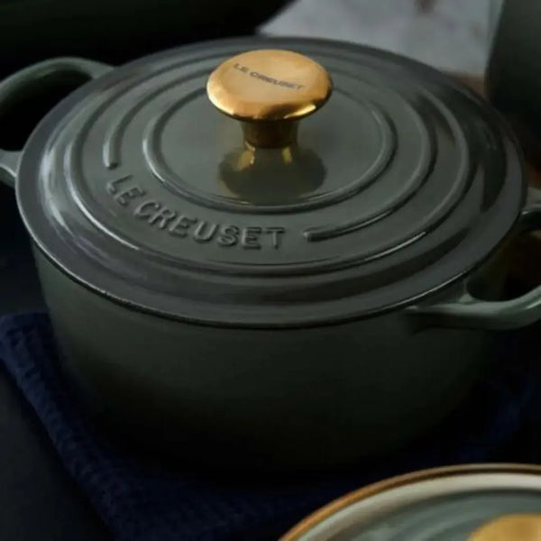Panela Le Creuset Redonda Signature Thyme com Pegador Dourado 1,8L 18cm