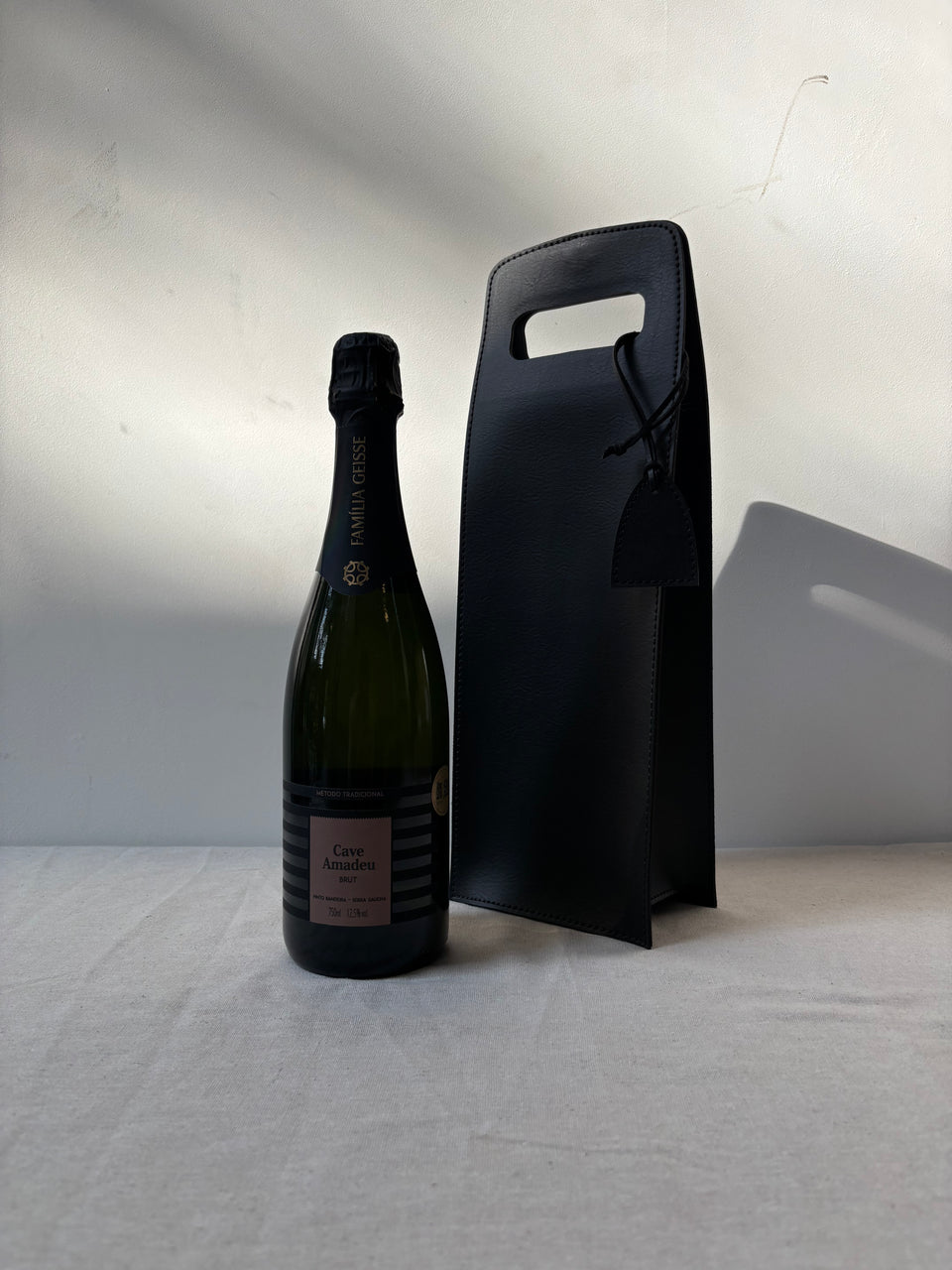 Porta Garrafa Simples Couro Ecológico Montana Preto Atelier