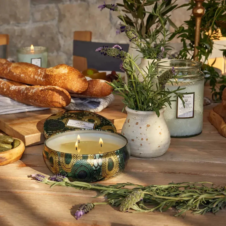 Vela Voluspa Lata 3 Pavios French Cade Lavender 60 Horas