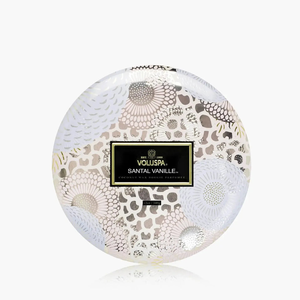 Vela Voluspa Lata 3 Pavios Relevo Santal Vanille 60 Horas