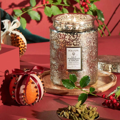 Vela Voluspa Pote com Tampa de Vidro Grande Gilt Pomander E Hinoki 100 Horas