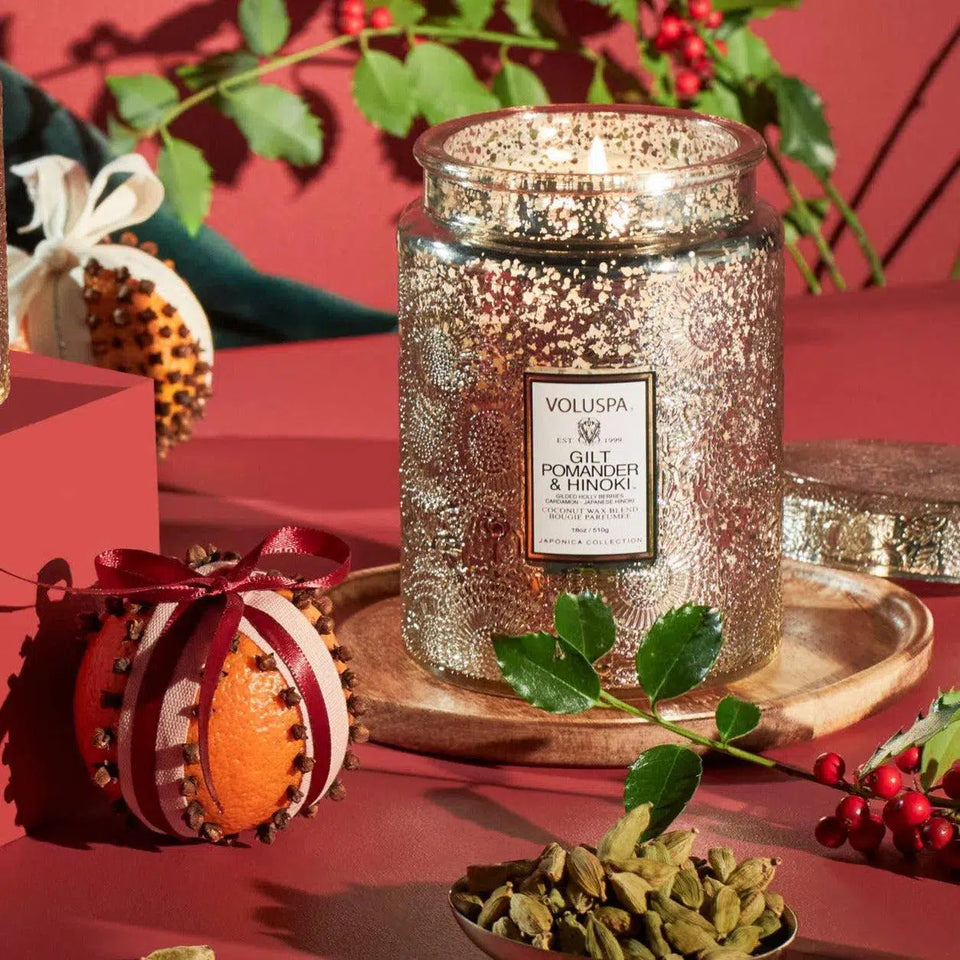 Vela Voluspa Pote com Tampa de Vidro Grande Gilt Pomander E Hinoki 100 Horas
